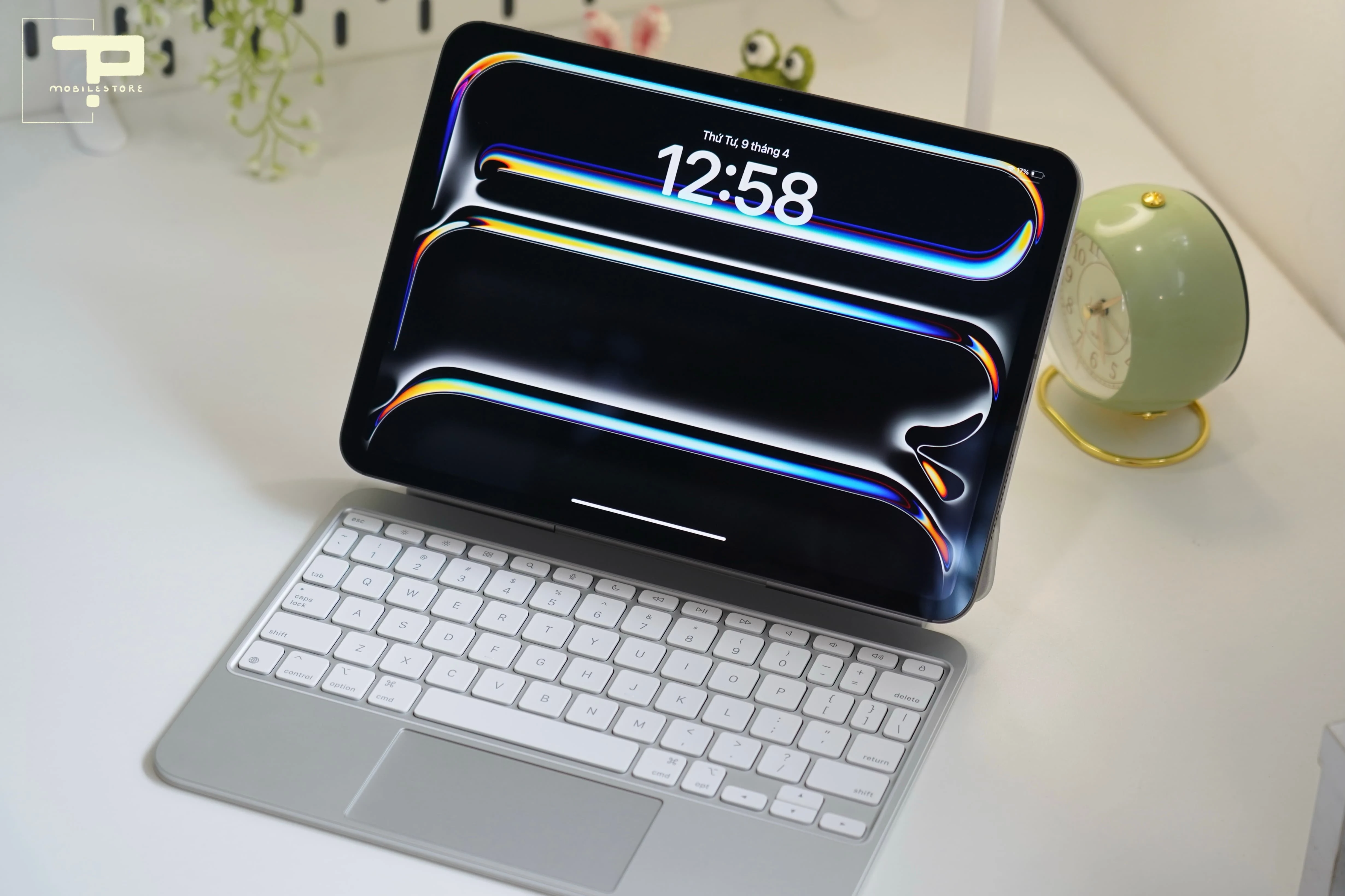 iPad Pro M4 kết hợp Magic Keyboard được nâng cấp riêng, có thể thay thế tốt cho Laptop.