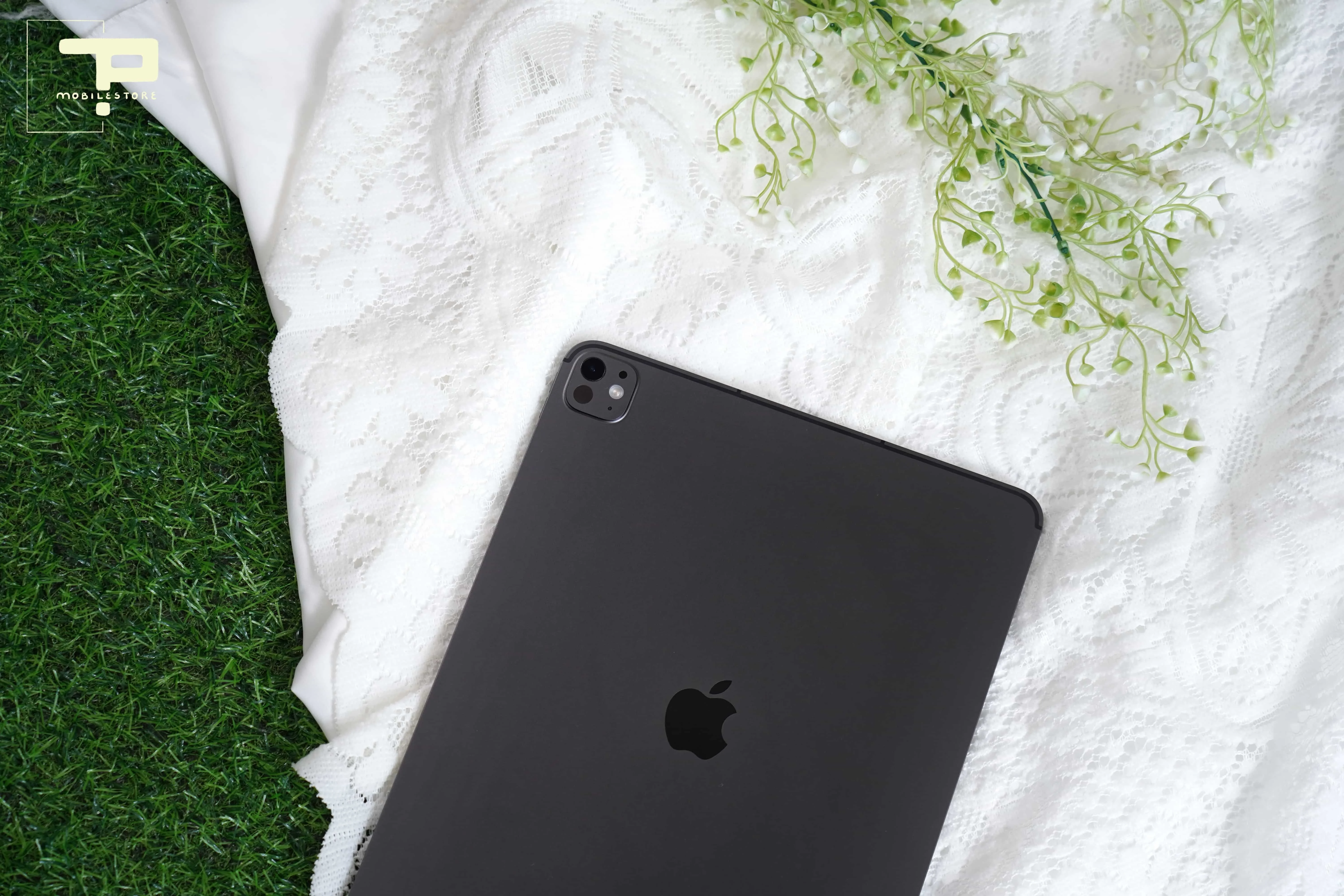 Mặt sau của iPad Pro M4, siêu mỏng nhẹ, sang trọng